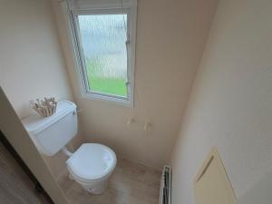 Modern 8 Berth Caravan At Seawick Holiday Park In Clacton-On-Sea Ref 27013S