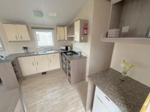 Modern 8 Berth Caravan At Seawick Holiday Park In Clacton-On-Sea Ref 27013S