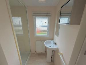 Modern 8 Berth Caravan At Seawick Holiday Park In Clacton-On-Sea Ref 27013S