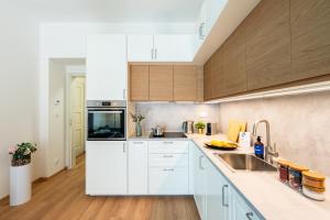 Prague Days - One Bedroom Apartment with Balcony, TV and Netflix