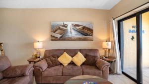 Sandy Feet Retreat with Terrace Overlooking Pool and Ocean Front