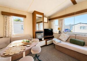 Cosy 8 Berth Caravan At Seawick Holiday Park In Essex, Ref 27833Sw