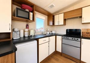 Cosy 8 Berth Caravan At Seawick Holiday Park In Essex, Ref 27833Sw