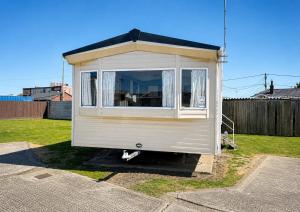 Cosy 8 Berth Caravan At Seawick Holiday Park In Essex, Ref 27833Sw