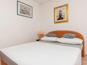 Apartment Appartement in Okrug Gornji mit Großer Terrasse by Interhome