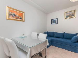 Apartment Appartement in Okrug Gornji mit Großer Terrasse by Interhome