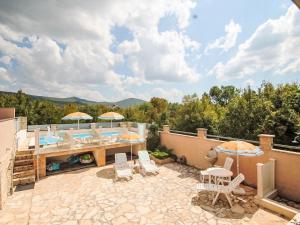 Holiday Home für 8 Personen mit privatem Swimmingpool im Hinterland von Split by Interhome