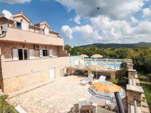 Holiday Home für 8 Personen mit privatem Swimmingpool im Hinterland von Split by Interhome