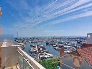Apartment Les Pieds dans leau-2 by Interhome