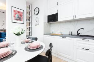 Nowoczesne Studio z Balkonem, Blisko Centrum by Noclegi Renters