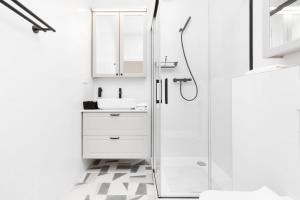 Nowoczesne Studio z Balkonem, Blisko Centrum by Noclegi Renters