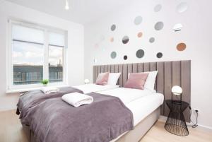 Nowoczesne Studio z Balkonem, Blisko Centrum by Noclegi Renters