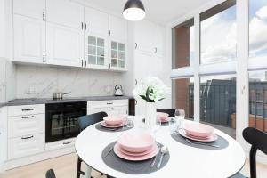 Nowoczesne Studio z Balkonem, Blisko Centrum by Noclegi Renters