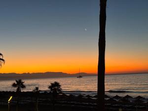 Paseo Marítimo Rainbow Oasis On the Beachfront 2 Bed 1 Bath Apartment by NAMASTEELITE