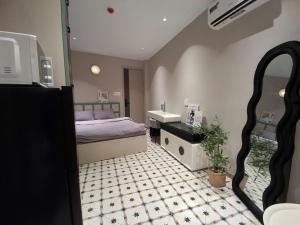 Retro Condo Near Airport