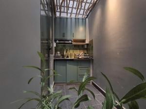 Retro Condo Near Airport
