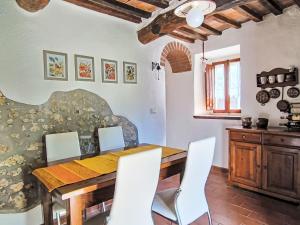 Holiday Home Shelter in the heart of Tuscany by Interhome