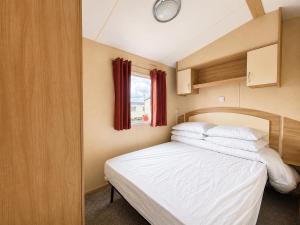 Lovely Dog Friendly 8 Berth Caravan At Sunnydale, Lincolnshire Ref 35197S