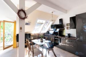 Jasny Apartament z Balkonem Blisko Plaży w Spokojnej Okolicy by Noclegi Renters