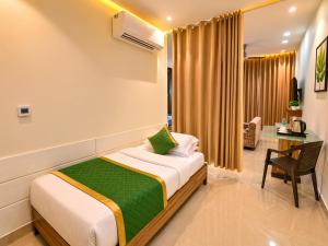 LUXURY HOTEL KASHI VISHWANATH- Near Shree Vishwanath Temple and Ganga Ghat- HOTEL LAXMI INN- Varanasi Pretty Hospitality & Comfortable Room & Lift & Free Wi-Fi -Restaurant - near Hotel Narayana Palace - BEST HOTEL IN VARANASI