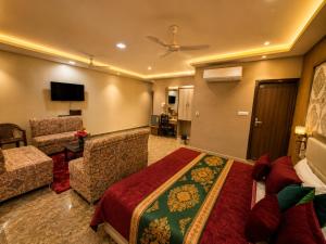LUXURY HOTEL KASHI VISHWANATH- Near Shree Vishwanath Temple and Ganga Ghat- HOTEL LAXMI INN- Varanasi Pretty Hospitality & Comfortable Room & Lift & Free Wi-Fi -Restaurant - near Hotel Narayana Palace - BEST HOTEL IN VARANASI