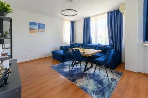 2 Min Walk to Main Street & 2BDR & Free Street Parking