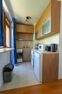 2 Min Walk to Main Street & 2BDR & Free Street Parking
