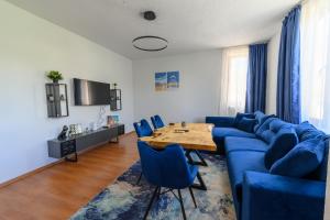 2 Min Walk to Main Street & 2BDR & Free Street Parking