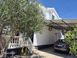 Holiday House Harmony
