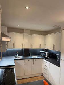 Central 2 bed large apt M1 area