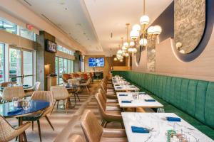 Coast Coal Harbour Vancouver Hotel by APA