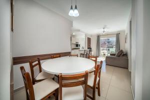 Palazzo Toscano 101 – Conforto e Excelente Localização a 100 metros da Praia de Bombas