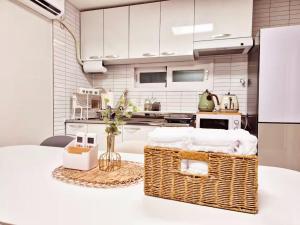 Mapo Hanok Vibe 3BR Group Home 4 Queen Beds