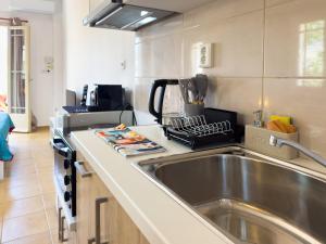 Anasa Olive - Beachside Stay with Balcony
