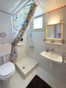 Anasa Olive - Beachside Stay with Balcony