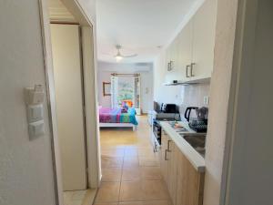 Anasa Olive - Beachside Stay with Balcony