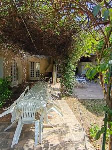 Maison vigneronne avec jardin et piscine