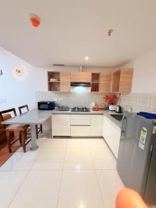 Premium Studio near Expo Mart , Pari Chowk , Kitchen , WiFi, Google TV, Pool
