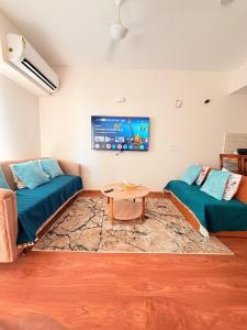 Premium Studio near Expo Mart , Pari Chowk , Kitchen , WiFi, Google TV, Pool