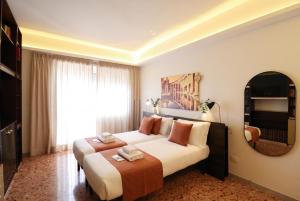 Spacious 2 Suite Home - AC WiFi & Metro 9 min