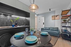 2BR Apartment with Balcony on Calea Victoriei