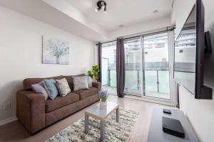 1 BR plus Ent District,MTCC,Jays