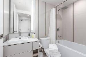 1 BR plus Ent District,MTCC,Jays
