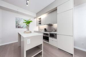 1 BR plus Ent District,MTCC,Jays