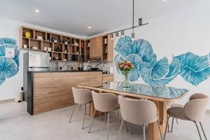 Spacious Group Getaway with Private Terrace and Grill
