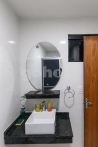Modern Studio 1 Queen Bed City Center