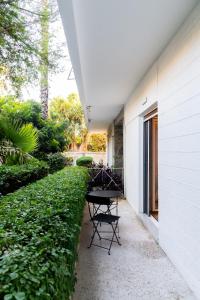 Luxury Glyfada flat steps from sea & main market