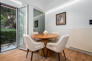 Luxury Glyfada flat steps from sea & main market