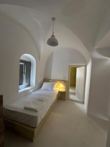1912 Heritage Residence Santorini, Main Square