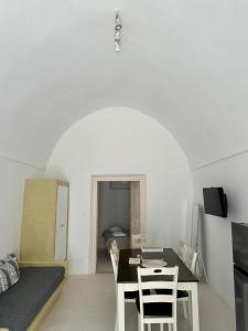 1912 Heritage Residence Santorini, Main Square